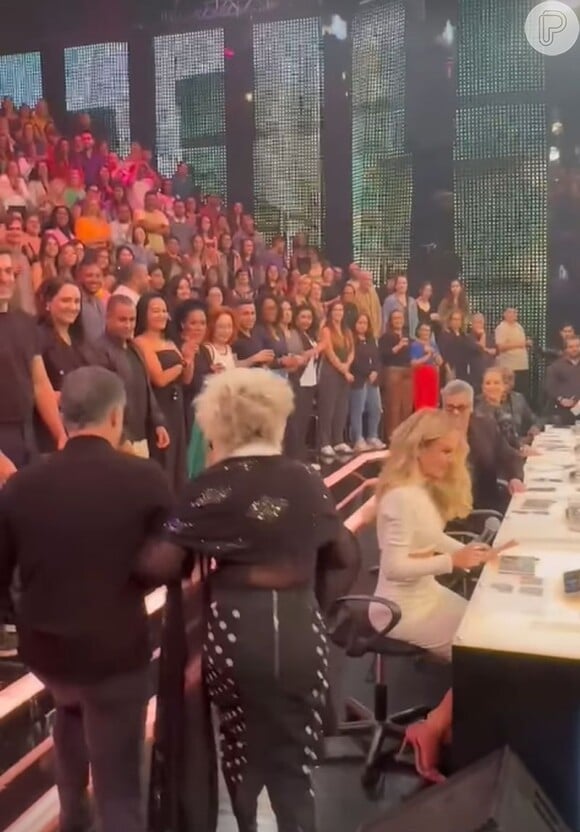 Eliana já estava no palco do 'Domingão' quando Ana Maria Braga entrou com Luciano Huck