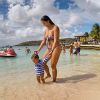Zion, filho de Micael Borges, curtindo uma praia com a mãe Heloisy Oliveira
