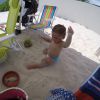 Ratinho de praia! Zion, primeiro filho de Micael Borges, se diverte brincando na areia com os seus brinquedos