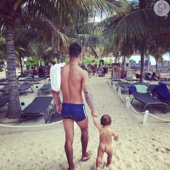 Praia de nudismo? Olho o fofo do Zion curtindo uma praia com o pai, Micael Borges, com o bumbum à mostra. Fofo!