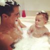 Banho de espuma é muito legal... Zion aproveita farra em banho com o pai, o ator Micael Borges