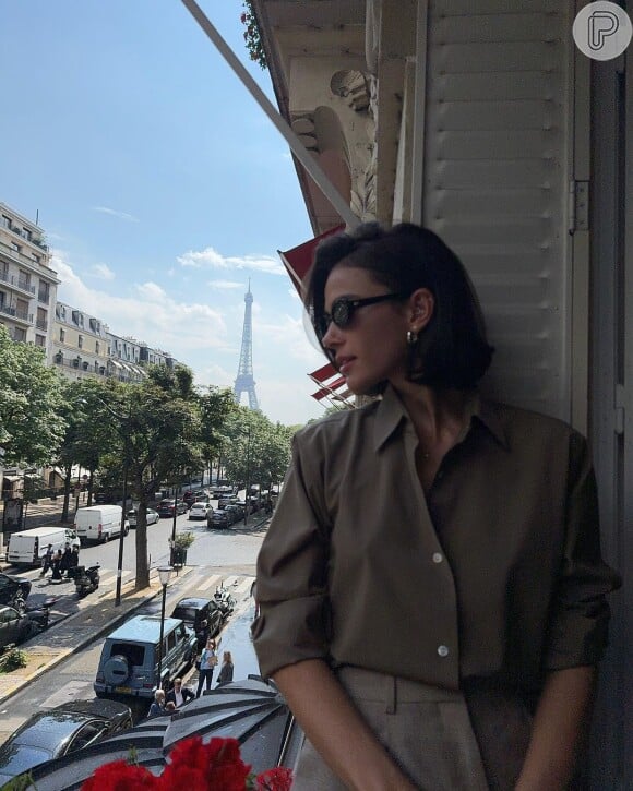 No conteúdo, Bruna Marquezine come alguns sabores de pizza, esbanjando beleza e simpatia