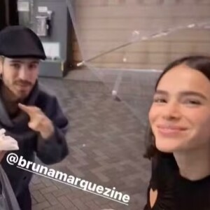 Bruna Marquezine e João Guilherme foram filmados nas ruas do Japão