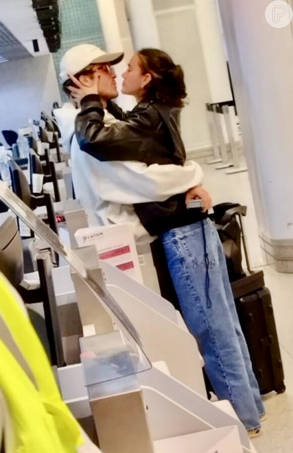 Bruna Marquezine e João Guilherme nunca assumiram o romance oficialmente, mas já foram vistos aos beijos