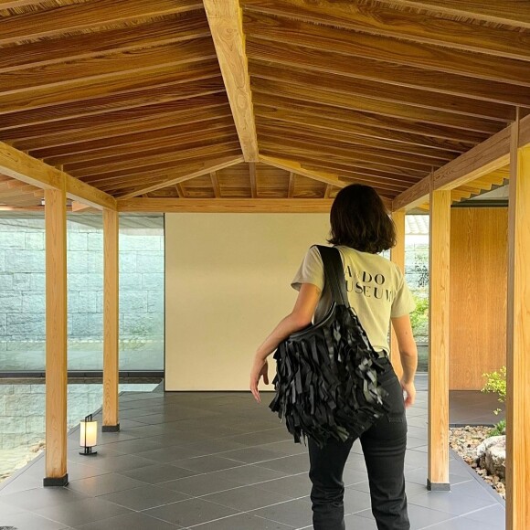 Bruna Marquezine usa bolsa de R$ 26 mil em Tóquio, no Japão