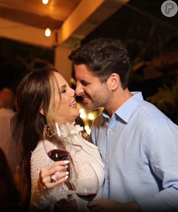 Claudia Leite e Marcio Pedreira se divertiram com a família em uma festa após a celebração