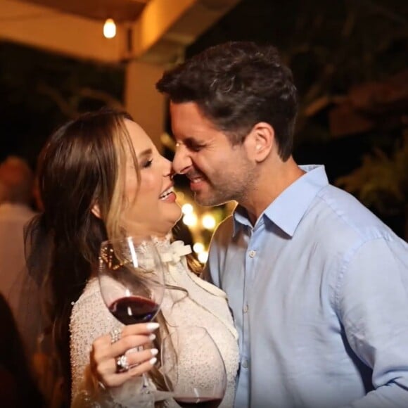 Claudia Leite e Marcio Pedreira se divertiram com a família em uma festa após a celebração