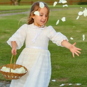 Filha caçula de Claudia Leite, Bela usou um vestido da mesma grife que o da mãe famosa