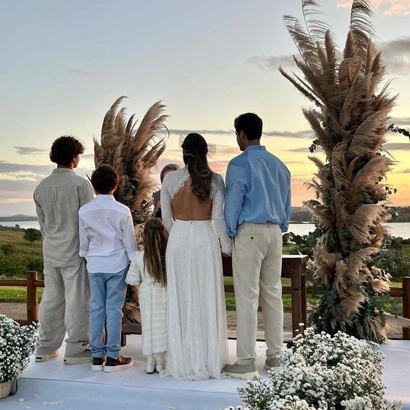 Claudia Leite reuniu apenas a família em uma cerimônia ao ar livre