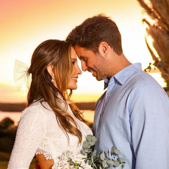 O vestido de noiva usado por Claudia Leite foi confeccionado de forma artesanal