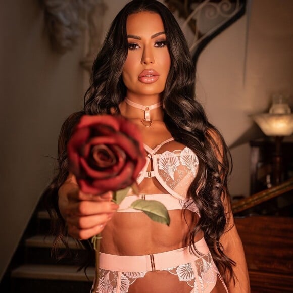 Gracyanne Barbosa deixou parte da região genital exposta sem querer em foto de calcinha e sutiã