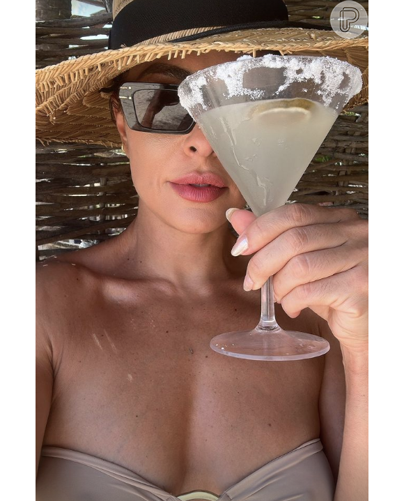 Juliana Paes também aproveitou o calorão de Fortaleza, no Ceará, com bons drinks ao lado da família