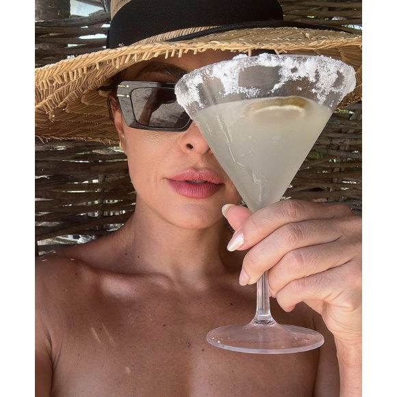 Juliana Paes também aproveitou o calorão de Fortaleza, no Ceará, com bons drinks ao lado da família