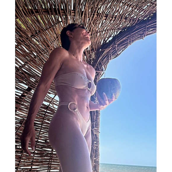 Juliana Paes atualizou suas redes sociais no último domingo (14), com um biquíni nude tomara que caia de cintura baixa