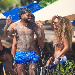 Gabigol e Julia Rodrigues foram flagrados em dia de praia no começo de 2024