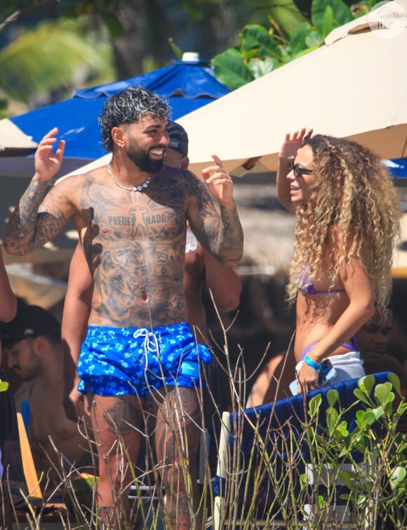 Gabigol e Julia Rodrigues foram flagrados em dia de praia no começo de 2024