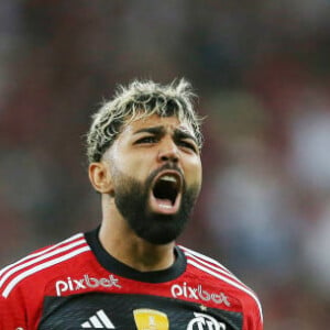 Gabigol quase deixou o Flamengo após revoltar torcida por usar a camisa do Corinthians