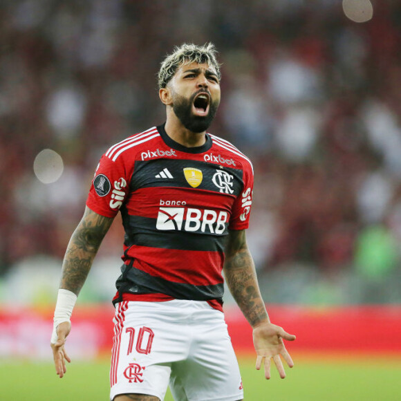 Gabigol quase deixou o Flamengo após revoltar torcida por usar a camisa do Corinthians