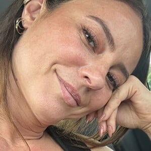 Em um dos cliques, Paolla Oliveira apareceu sem maquiagem deixando à mostra o melasma em sua pele