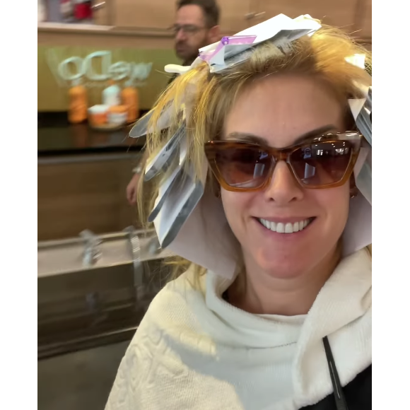 Ana Hickmann detalhou o processo de mudança dos fios em um salão, e impressionou com os resultados