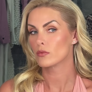 Loiríssima e com os cabelos mais longos, Ana Hickmann ainda questionou os seguidores sobre qual cor eles preferem