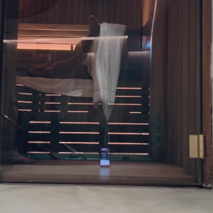 Quando a esposa de Cristiano Ronaldo sai de frente da câmera, o jogador de futebol fica em evidência se exercitando ao fundo