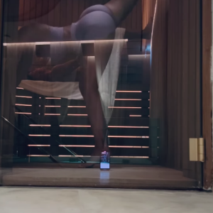 No vídeo, Georgina Rodríguez e Cristiano Ronaldo se dedicam à ioga em uma sauna e a modelo se exercita em frente ao jogador