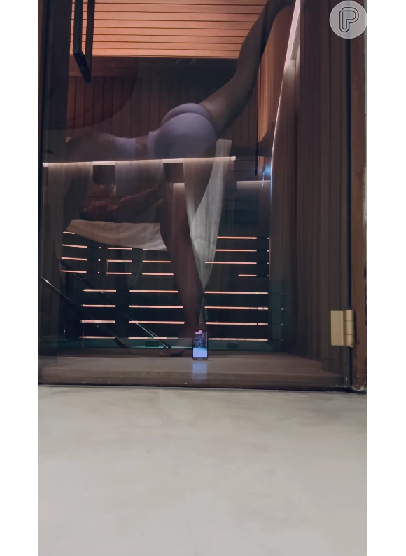 No vídeo, Georgina Rodríguez e Cristiano Ronaldo se dedicam à ioga em uma sauna e a modelo se exercita em frente ao jogador