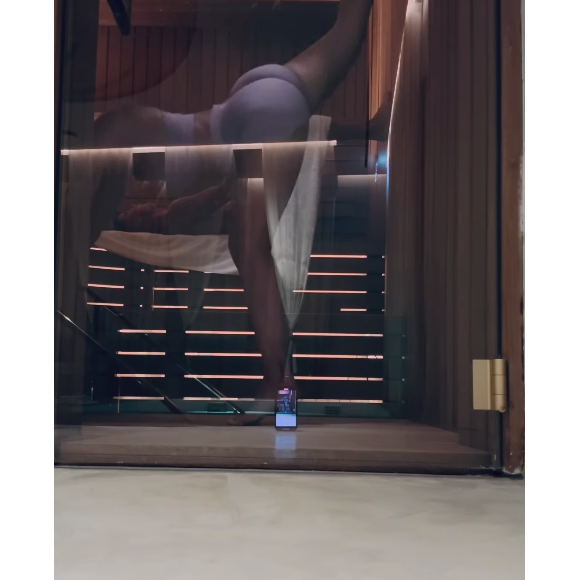 No vídeo, Georgina Rodríguez e Cristiano Ronaldo se dedicam à ioga em uma sauna e a modelo se exercita em frente ao jogador