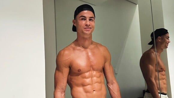 Cristiano Ronaldo surge só de cueca branca em sauna com a esposa e detalhe íntimo leva web à loucura: 'Pacotão de arroz'