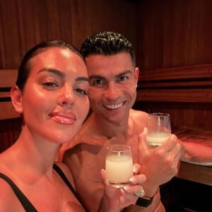 Cristiano Ronaldo e a esposa protagonizaram um vídeo um tanto sensual para os fãs ao posarem em uma sauna