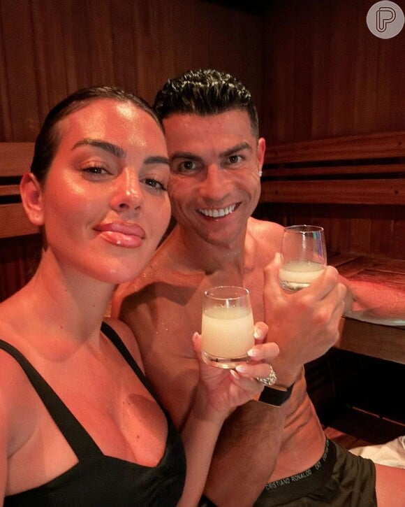 Cristiano Ronaldo e a esposa protagonizaram um vídeo um tanto sensual para os fãs ao posarem em uma sauna