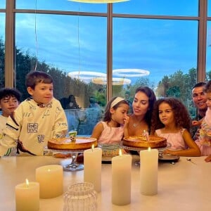 Cristiano Ronaldo é casado com a modelo Georgina Rodríguez, com quem tem 5 filhos