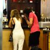Fernanda Paes Leme tomou café com o namorado antes de embarcar