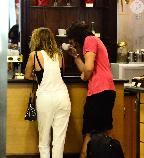 Fernanda Paes Leme tomou café com o namorado antes de embarcar