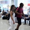 Fernanda Paes circula no aeroporto Santos Dumont, no centro do Rio de Janeiro, ao lado do namorado, Marcel Mangione