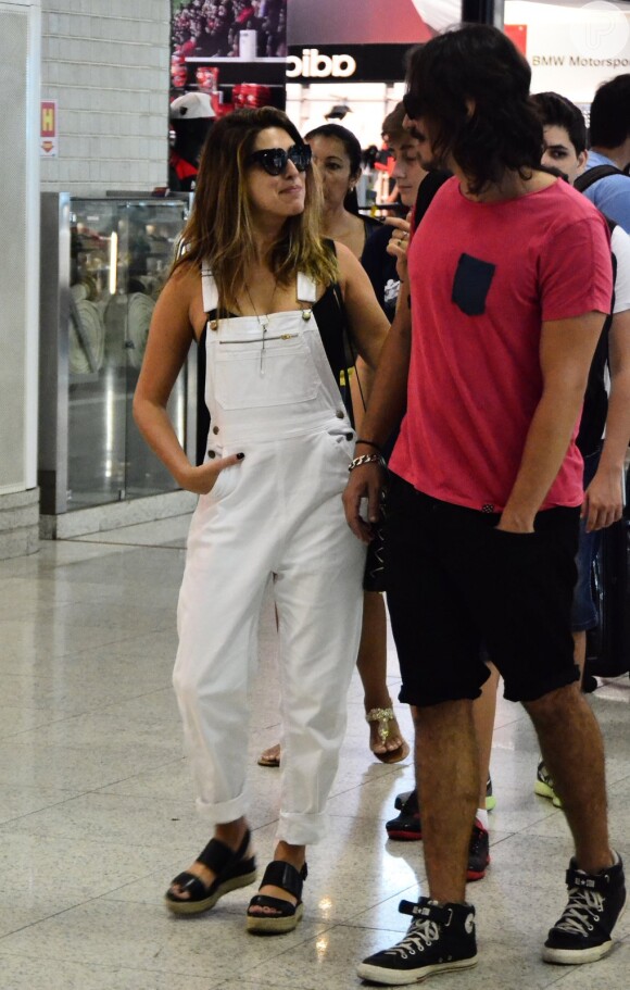Fernanda Paes Leme e o namorado, Marcel Mangione, embarcaram no aeroporto Santos Dumont