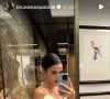 Bruna Marquezine usa vestido curto com babados na altura do colo