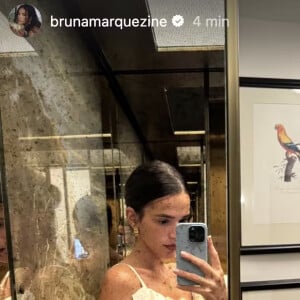 Bruna Marquezine usa vestido curto com babados na altura do colo