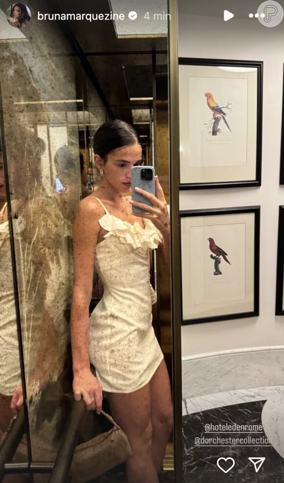 Bruna Marquezine usa vestido curto com babados na altura do colo