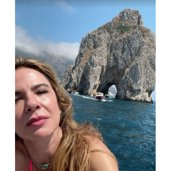 Pouco tempo depois, Luciana Gimenez trocou o biquíni azul por um tom de rosa para fazer um passeio de barco