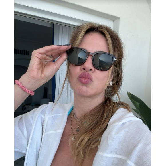 Na ilha paradisíaca, Luciana Gimenez atualizou suas redes sociais com cliques e vídeos de biquíni