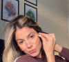m vídeo postado no Instagram nesta semana, a influenciadora mordeu a fruta e logo depois aplicou o pigmento, deixando seu rosto corado.