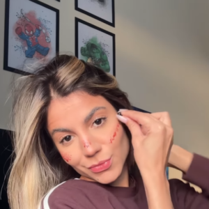 m vídeo postado no Instagram nesta semana, a influenciadora mordeu a fruta e logo depois aplicou o pigmento, deixando seu rosto corado.