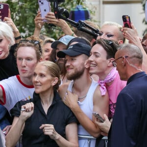 Sempre acessível e simpática, Céline Dion posou para fotos com fãs na capital francesa