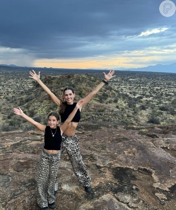 Deborah Secco e a filha Maria Flor estão viajando para o Quênia, onde tem combinado looks em paisagens incríveis