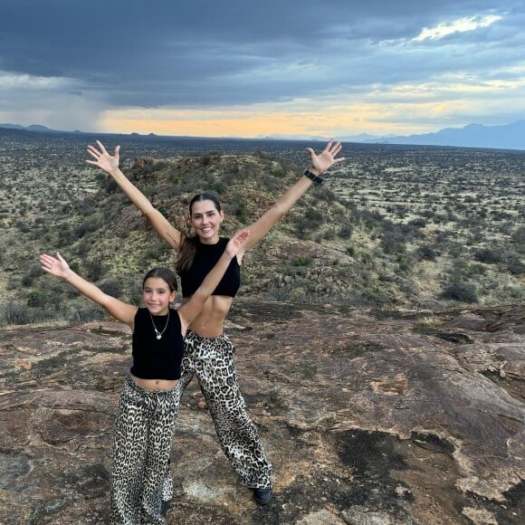 Deborah Secco e a filha Maria Flor estão viajando para o Quênia, onde tem combinado looks em paisagens incríveis