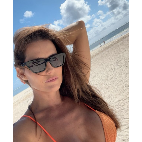 Nesta sexta-feira (26), Deborah Secco posou com um biquíni laranja PP para curtir uma praia