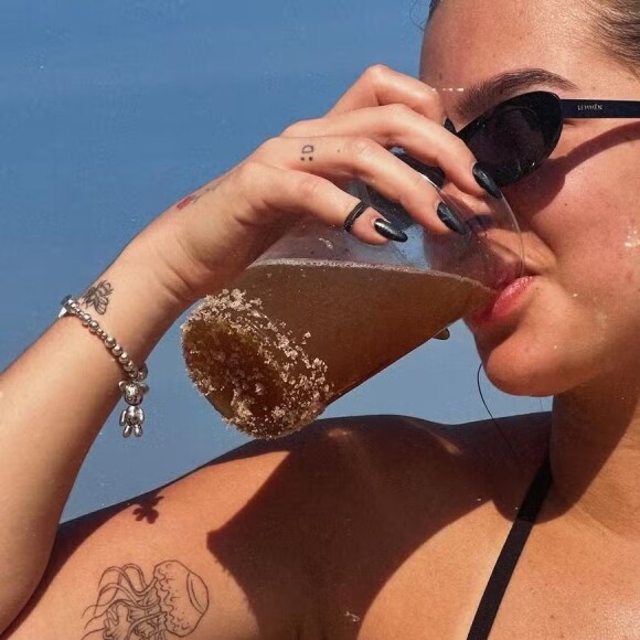 Mel Maia toma matte gelado em praia do Rio