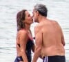 Andréa Beltrão, aos 60 anos, curte praia do Rio de Janeiro com maiô vazado e beija muito o marido